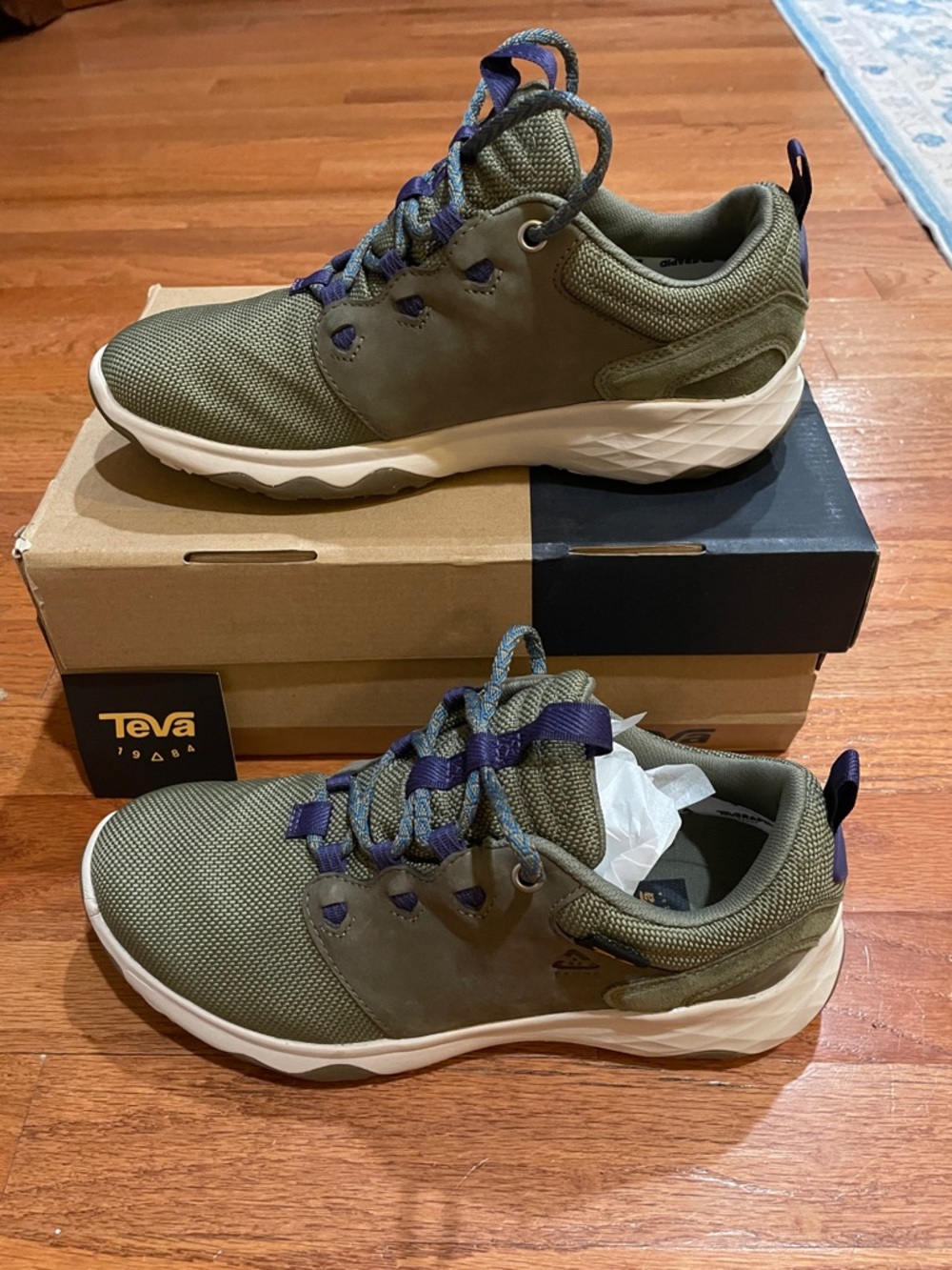 Teva womens Olive Green and blue Accent hiking shoe size 8 new in the box